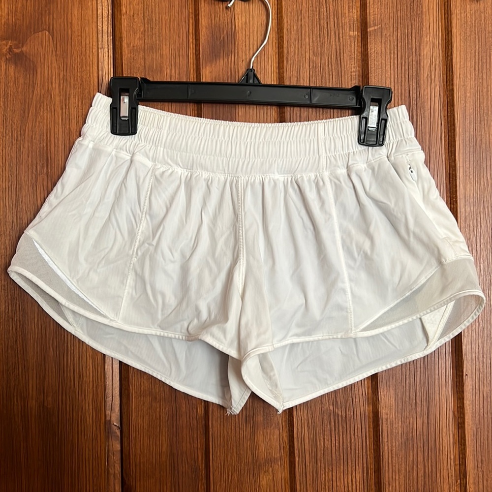 Women’s size 6 Lululemon low rise ‘Hotty Hot’ active shorts 2.5” length